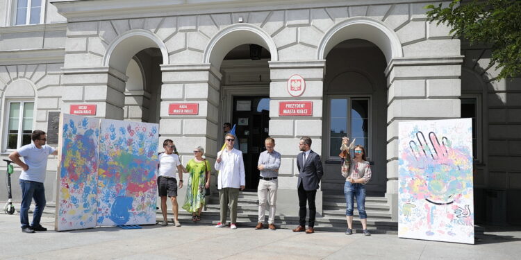 19.08.2022. Kielce. Przekazanie tryptyku wykonanego przez dzieci na licytację w ramach obchodów Dnia Niepodległości Ukrainy / Fot. Wiktor Taszłow - Radio Kielce