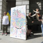 19.08.2022. Kielce. Przekazanie tryptyku wykonanego przez dzieci na licytację w ramach obchodów Dnia Niepodległości Ukrainy / Fot. Wiktor Taszłow - Radio Kielce