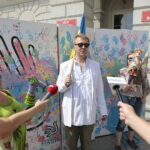 19.08.2022. Kielce. Przekazanie tryptyku wykonanego przez dzieci na licytację w ramach obchodów Dnia Niepodległości Ukrainy. Na zdjęciu: Piotr Bogusław Jędrzejczak - dyrektor Teatru Lalki i Aktora „Kubuś” w Kielcach / Fot. Wiktor Taszłow - Radio Kielce