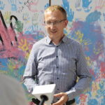 19.08.2022. Kielce. Przekazanie tryptyku wykonanego przez dzieci na licytację w ramach obchodów Dnia Niepodległości Ukrainy. Na zdjęciu: Krzysztof Kalita - prezes Stowarzyszenia Integracja Europa-Wschód / Fot. Wiktor Taszłow - Radio Kielce