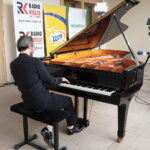 Oddany muzyce, wielki pasjonat, geniusz. Artysta z Włoch oczarował słuchaczy „Chopinowskich inspiracji” - Radio Kielce 19.08.2022. Kielce. „Chopinowskie inspiracje”, koncert. Gra Alexander Gadijev. / Fot. Wiktor Taszłow - Radio Kielce.