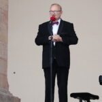 Oddany muzyce, wielki pasjonat, geniusz. Artysta z Włoch oczarował słuchaczy „Chopinowskich inspiracji” - Radio Kielce 19.08.2022. Kielce. „Chopinowskie inspiracje”, koncert. Gra Alexander Gadijev. Na zdjęciu Artur Jaroń - gospodarz wieczoru. / Fot. Wiktor Taszłow - Radio Kielce.