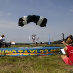 20.08.2022. Masłów. XXIII Mistrzostwach Związku Polskich Spadochroniarzy na celność lądowania / Fot. Wiktor Taszłow - Radio Kielce