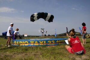 20.08.2022. Masłów. XXIII Mistrzostwach Związku Polskich Spadochroniarzy na celność lądowania / Fot. Wiktor Taszłow - Radio Kielce