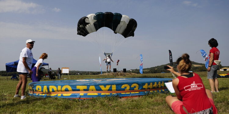 20.08.2022. Masłów. XXIII Mistrzostwach Związku Polskich Spadochroniarzy na celność lądowania / Fot. Wiktor Taszłow - Radio Kielce