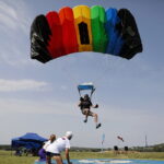 20.08.2022. Masłów. XXIII Mistrzostwach Związku Polskich Spadochroniarzy na celność lądowania / Fot. Wiktor Taszłow - Radio Kielce