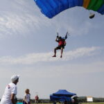 20.08.2022. Masłów. XXIII Mistrzostwach Związku Polskich Spadochroniarzy na celność lądowania / Fot. Wiktor Taszłow - Radio Kielce