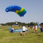 20.08.2022. Masłów. XXIII Mistrzostwach Związku Polskich Spadochroniarzy na celność lądowania / Fot. Wiktor Taszłow - Radio Kielce