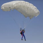 20.08.2022. Masłów. XXIII Mistrzostwach Związku Polskich Spadochroniarzy na celność lądowania / Fot. Wiktor Taszłow - Radio Kielce