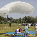 20.08.2022. Masłów. XXIII Mistrzostwach Związku Polskich Spadochroniarzy na celność lądowania / Fot. Wiktor Taszłow - Radio Kielce