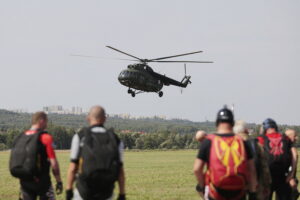 20.08.2022. Masłów. XXIII Mistrzostwach Związku Polskich Spadochroniarzy na celność lądowania / Fot. Wiktor Taszłow - Radio Kielce