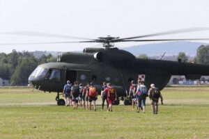 20.08.2022. Masłów. XXIII Mistrzostwach Związku Polskich Spadochroniarzy na celność lądowania / Fot. Wiktor Taszłow - Radio Kielce