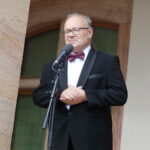 20.08.2022. Kielce. „Chopinowskie inspiracje”. Koncert Piotra Alexewicza. Na zdjęciu Artur Jaroń - gospodarz koncertu. / Fot. Wiktor Taszłow - Radio Kielce