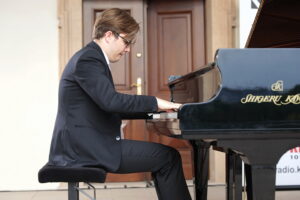 „Chopinowskie inspiracje”. Koncert jednego z najciekawszych młodych pianistów - Radio Kielce