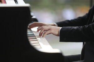 „Chopinowskie inspiracje”. Koncert jednego z najciekawszych młodych pianistów - Radio Kielce