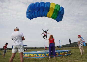 Najlepsi spadochroniarze w Polsce będą rywalizować na lotnisku w Masłowie