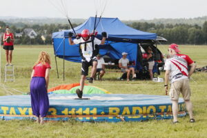 21.08.2022. Masłów. Mistrzostwa Związku Polskich Spadochroniarzy na celność lądowania. / Fot. Wiktor Taszłow - Radio Kielce