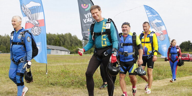 21.08.2022. Masłów. Mistrzostwa Związku Polskich Spadochroniarzy na celność lądowania. / Fot. Wiktor Taszłow - Radio Kielce