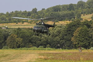 21.08.2022. Masłów. Mistrzostwa Związku Polskich Spadochroniarzy na celność lądowania. / Fot. Wiktor Taszłow - Radio Kielce