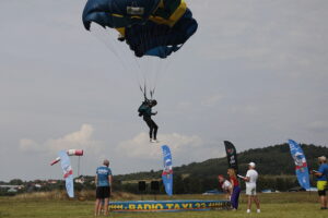 21.08.2022. Masłów. Mistrzostwa Związku Polskich Spadochroniarzy na celność lądowania. / Fot. Wiktor Taszłow - Radio Kielce