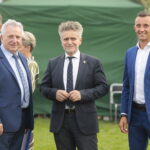 21.08.2022. Strawczyn. Święto Gminy Strawczyn „Strawczynada”. Na zdjęciu (od lewej): Tadeusz Tkaczyk - wójt gminy Strawczyn, Krzysztof Słoń - senator PiS i Łukasz Woźniak - dyrektor Samorządowego Centrum Kultury i Sportu w Strawczynie / Fot. Wiktor Taszłow - Radio Kielce