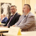 Radni dołożą brakujące pieniądze do przebudowy drogi - Radio Kielce 22.08.2022. Kielce. Sesja Sejmiku Województwa Świętokrzyskiego. Na zdjęciu (od lewej): Grzegorz Jamka - członek zarządu województwa, Mariusz Bodo - sekretarz województwa / Fot. Wiktor Taszłow - Radio Kielce