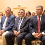 Radni dołożą brakujące pieniądze do przebudowy drogi - Radio Kielce 22.08.2022. Kielce. Sesja Sejmiku Województwa Świętokrzyskiego. Na zdjęciu (od lewej): senator Jarosław Rusiecki, poseł Andrzej Kryj, Zbigniew Duda - radny powiatu ostrowieckiego / Fot. Wiktor Taszłow - Radio Kielce