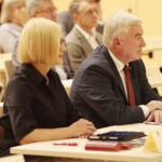 Radni dołożą brakujące pieniądze do przebudowy drogi - Radio Kielce 22.08.2022. Kielce. Sesja Sejmiku Województwa Świętokrzyskiego. Na zdjęciu: Renata Janik - wicemarszałek województwa, Andrzej Bętkowski - marszałek województwa / Fot. Wiktor Taszłow - Radio Kielce