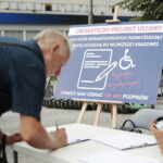 22.08.2022. Kielce. Zbiórka podpisów pod obywatelskim projektem ustawy o rencie socjalnej. / Fot. Wiktor Taszłow - Radio Kielce