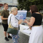 22.08.2022. Kielce. Zbiórka podpisów pod obywatelskim projektem ustawy o rencie socjalnej. Na zdjęciu (po prawej): poseł Platformy Obywatelskiej, Marzena Okła-Drewnowicz. / Fot. Wiktor Taszłow - Radio Kielce