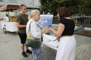 22.08.2022. Kielce. Zbiórka podpisów pod obywatelskim projektem ustawy o rencie socjalnej. Na zdjęciu (po prawej): poseł Platformy Obywatelskiej, Marzena Okła-Drewnowicz. / Fot. Wiktor Taszłow - Radio Kielce