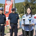 26.08.2022. Kielce. Akcja „Bezpieczny przejazd”. Na zdjęciu (od lewej): nadkom. Artur Misiopecki - policja, Artur Zagórski - Straż Ochrony Kolei, Izabela Mirnikiewicz - zespół prasowy PKP i Grzegorz Łukasik - dyrektor PKP Polskie Linie Kolejowe S.A. / Fot. Wiktor Taszłow - Radio Kielce