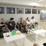 23.08.2022. Kielce. konferencja przed spektaklem „Wolnych ciał" w Teatrze im. Stefana Żeromskiego. Na zdjęciu (od lewej): Performerzy: Gieorgij Puchalski, Aleksandra Osowicz, Joanna Leśnierowska – kuratorka programu „Poszerzanie pola”, koncept, choreografia i tekst – Marta Ziółek, Teresa Fazan – konsultacje dramaturgiczne oraz Bruno Jasieński – perkusja. / Fot. Wiktor Taszłow - Radio Kielce.
