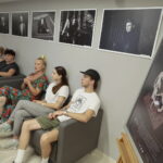 23.08.2022. Kielce. konferencja przed spektaklem „Wolnych ciał" w Teatrze im. Stefana Żeromskiego. Na zdjęciu (od lewej): Performerzy: Gieorgij Puchalski, Aleksandra Osowicz, Joanna Leśnierowska – kuratorka programu „Poszerzanie pola”, koncept, choreografia i tekst – Marta Ziółek, Teresa Fazan – konsultacje dramaturgiczne oraz Bruno Jasieński – perkusja. / Fot. Wiktor Taszłow - Radio Kielce.