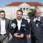 Pierwszy kandydat do senatu z listy Ruchu Marka Materka - Radio Kielce 25.08.2022. Kielce. Konferencja Marka Materka. Na zdjęciu (od lewej): Dariusz Kisiel - radny Rady Miasta Kielce, Marek Materek - prezydent Starachowic i Dariusz Loranty - kandydat Ruchu Marka Materka do senatu / Fot. Wiktor Taszłow - Radio Kielce