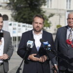 Pierwszy kandydat do senatu z listy Ruchu Marka Materka - Radio Kielce 25.08.2022. Kielce. Konferencja Marka Materka. Na zdjęciu (od lewej): Dariusz Kisiel - radny Rady Miasta Kielce, Marek Materek - prezydent Starachowic i Dariusz Loranty - kandydat Ruchu Marka Materka do senatu / Fot. Wiktor Taszłow - Radio Kielce