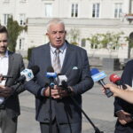 Pierwszy kandydat do senatu z listy Ruchu Marka Materka - Radio Kielce 25.08.2022. Kielce. Konferencja Marka Materka. Na zdjęciu (od lewej): Dariusz Kisiel - radny Rady Miasta Kielce, Dariusz Loranty - kandydat Ruchu Marka Materka do senatu i Marek Materek - prezydent Starachowic / Fot. Wiktor Taszłow - Radio Kielce