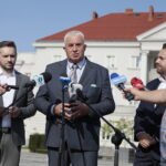 Pierwszy kandydat do senatu z listy Ruchu Marka Materka - Radio Kielce 25.08.2022. Kielce. Konferencja Marka Materka. Na zdjęciu (od lewej): Dariusz Kisiel - radny Rady Miasta Kielce, Dariusz Loranty - kandydat Ruchu Marka Materka do senatu i Marek Materek - prezydent Starachowic / Fot. Wiktor Taszłow - Radio Kielce