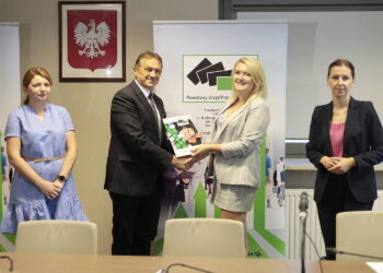 25.08.2022. Kielce. Starostwo Powiatowe. Podpisanie umów z osobami bezrobotnymi, które otrzymają pieniądze na rozpoczęcie działalności gospodarczej. Na zdjęciu (od lewej): Marta Rojek - zastępca dyrektora Powiatowego Urzędu Pracy w Kielcach, Mirosław Gębski - starosta kielecki, Katarzyna Sokołowska-Dziedzic, Magdalena Karwat-Kasińska - dyrektor Powiatowego Urzędu Pracy w Kielcach