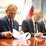 26.08.2022. Kielce. Konferencja w urzędzie wojewódzkim. Na zdjęciu (od lewej): Zbigniew Piątek - wójt Piekoszowa, Zbigniew Koniusz - wojewoda świętokrzyski, Andrzej Pruś - przeowdniczący sejmiku województwa / Fot. Wiktor Taszłow - Radio Kielce