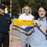 26.08.2022. Kielce. Akcja „Bezpieczny przejazd”. Na zdjęciu (od lewej): Artur Zagórski - Straż Ochrony Kolei, Grzegorz Łukasik - dyrektor PKP Polskie Linie Kolejowe S.A. i Izabela Mirnikiewicz - zespół prasowy PKP / Fot. Wiktor Taszłow - Radio Kielce