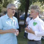 26.08.2022. Kielce, os. Herby. Piknik rodzinny. Na zdjęciu (od lewej): Tadeusz Kozior, radny z klubu Prawa i Sprawiedliwości i senator Krzysztof Słoń. / Fot. Wiktor Taszłow - Radio Kielce.