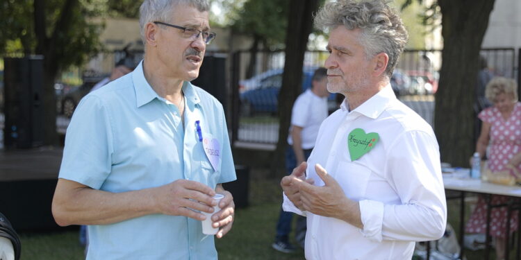 26.08.2022. Kielce, os. Herby. Piknik rodzinny. Na zdjęciu (od lewej): Tadeusz Kozior, radny z klubu Prawa i Sprawiedliwości i senator Krzysztof Słoń. / Fot. Wiktor Taszłow - Radio Kielce.