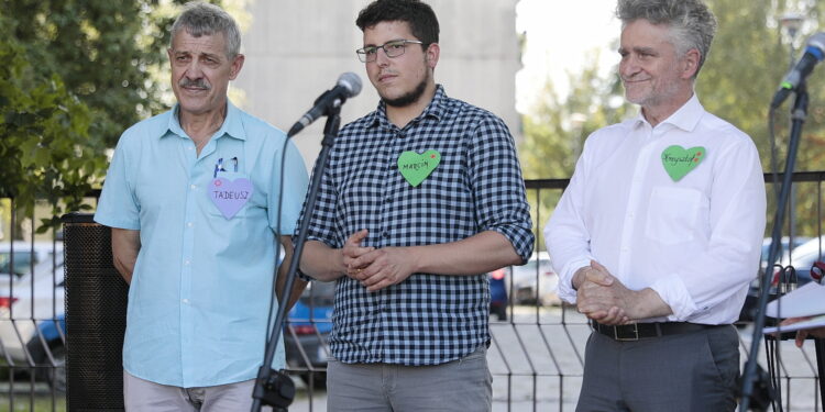 26.08.2022. Kielce, os. Herby. Piknik rodzinny. Na zdjęciu (od lewej): Tadeusz Kozior, Marcin Stępniewski – radni z klubu Prawa i Sprawiedliwości, senator Krzysztof Słoń. / Fot. Wiktor Taszłow - Radio Kielce.