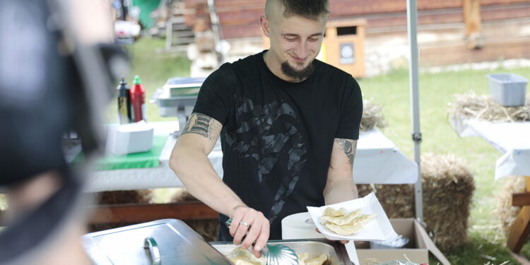 30.08.2022. Tokarnia. Piknik integracyjny w ramach projektu „Świętokrzyskie dla Ukrainy” / Fot. Wiktor Taszłow - Radio Kielce