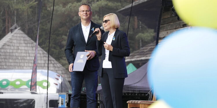 30.08.2022. Tokarnia. Piknik integracyjny w ramach projektu „Świętokrzyskie dla Ukrainy”. Na zdjęciu: Arkadiusz Ślipikowski - zastępca Dyrektora Departamentu Regionalnego Dyrektora Polityki Społecznej UMWŚ, Renata Janik - wicemarszałek województwa świętokrzyskiego / Fot. Wiktor Taszłow - Radio Kielce