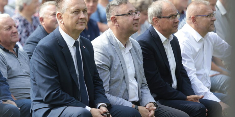 30.08.2022. Tokarnia. Piknik integracyjny w ramach projektu „Świętokrzyskie dla Ukrainy”. Na zdjęciu (od lewej):Robert Jaworski - burmistrz Chęcin, Sławomir Kopacz - wójt Bielin, Andrzej Gąsior - burmistrz Nowej Słupi / Fot. Wiktor Taszłow - Radio Kielce