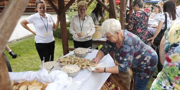 30.08.2022. Tokarnia. Piknik integracyjny w ramach projektu „Świętokrzyskie dla Ukrainy” / Fot. Wiktor Taszłow - Radio Kielce