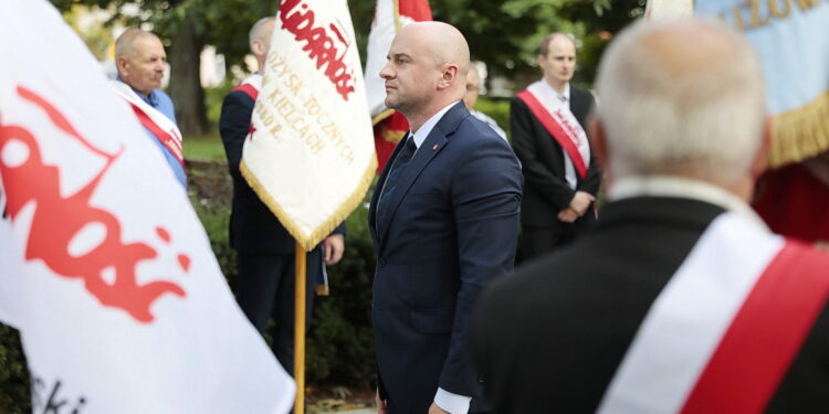 31.08.2022. Kielce. Uroczystości 42. rocznicy podpisania porozumień sierpniowych i powstania Solidarności. Na zdjęciu wicewojewoda Rafał Nowak. / Fot. Wiktor Taszłow - Radio Kielce.