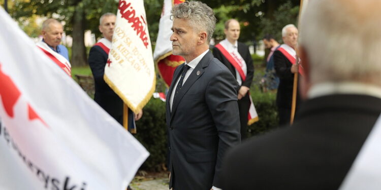 31.08.2022. Kielce. Uroczystości 42. rocznicy podpisania porozumień sierpniowych i powstania Solidarności. Na zdjęciu senator Krzysztof Słoń. / Fot. Wiktor Taszłow - Radio Kielce.